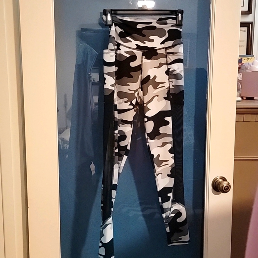 Black and white camo Infinite high-rise athletic leggings